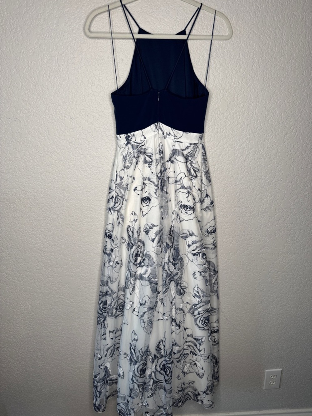 NEW Aidan Mattox Navy White Halter Embroidered Long A-line Gown Size 2 - Picture 4 of 7